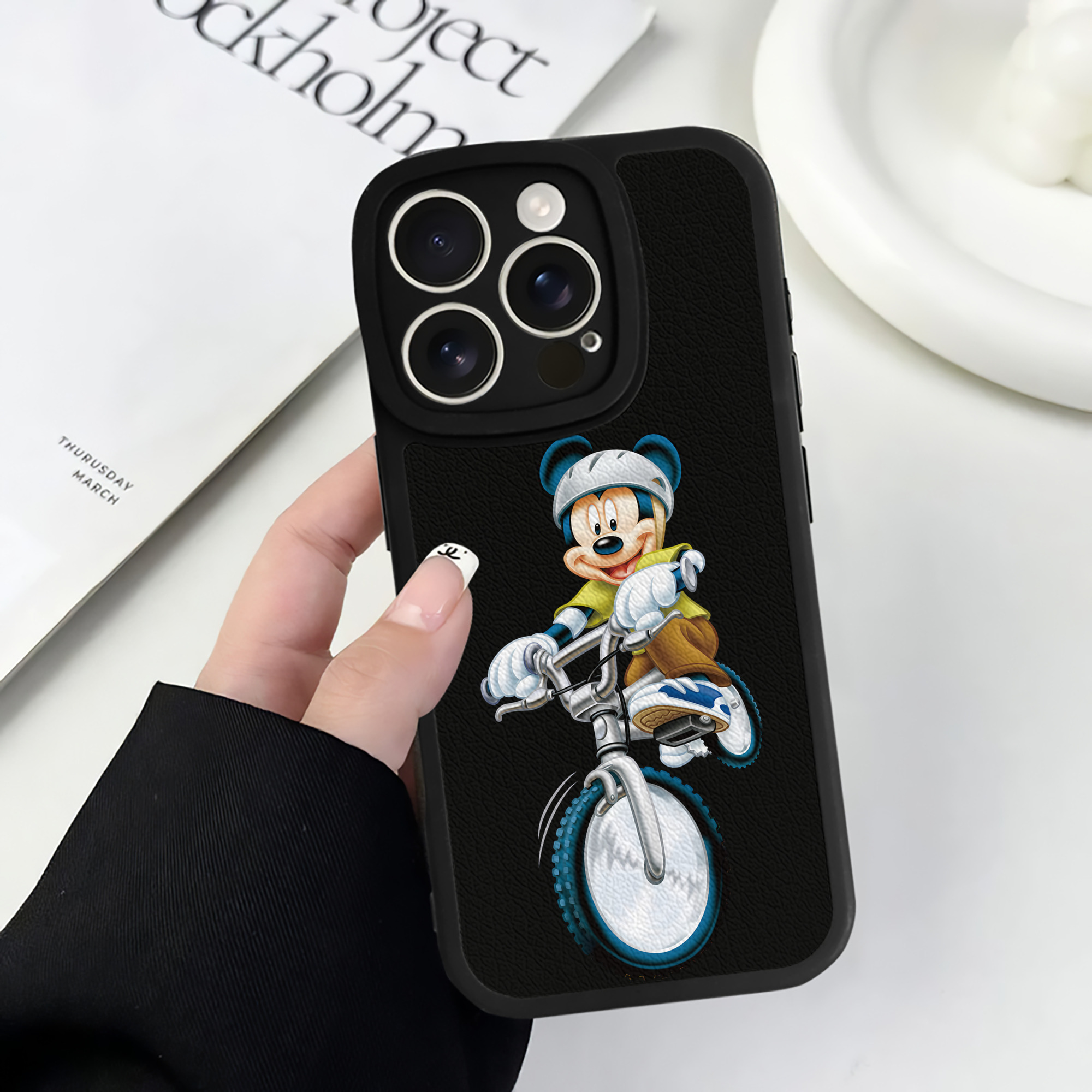 （画像用） ミッキーマウス Mickey Mouse 【iPhone 16シリーズ対応】シリコンスマホケース（レザー調） 材質：シリコン